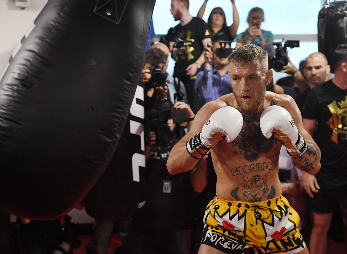 McGregor mag met lichtere handschoenen tegen Mayweather boksen