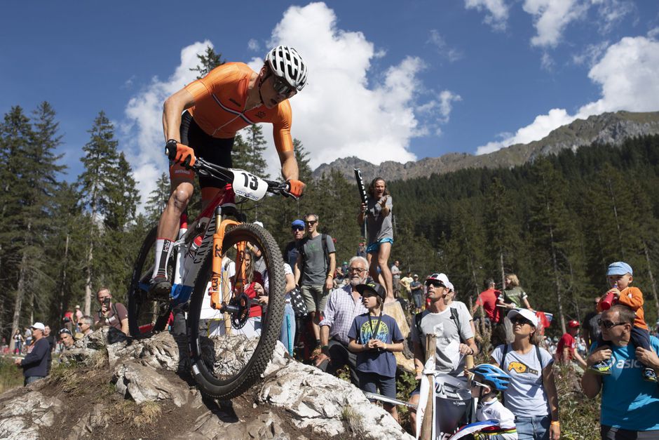 Van der Poel wint mountainbikewedstrijd ondanks vertragende tractor