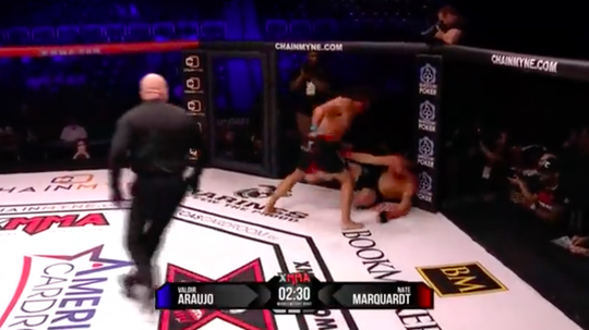 🎥 | MMA-knokker Valdir Araujo bloedt hevig maar beukt opponent wél hard knockout