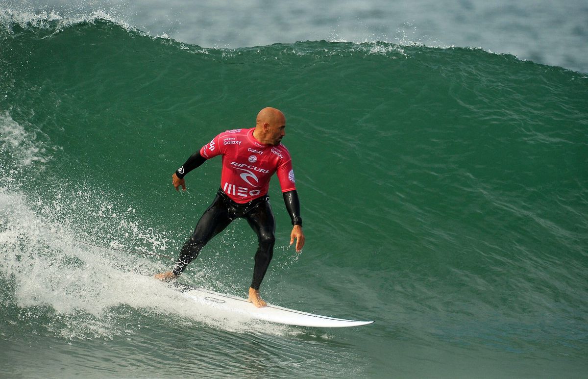 Surfer breekt voet op lelijke manier: 'Voelde alsof iemand er met een hamer op sloeg'