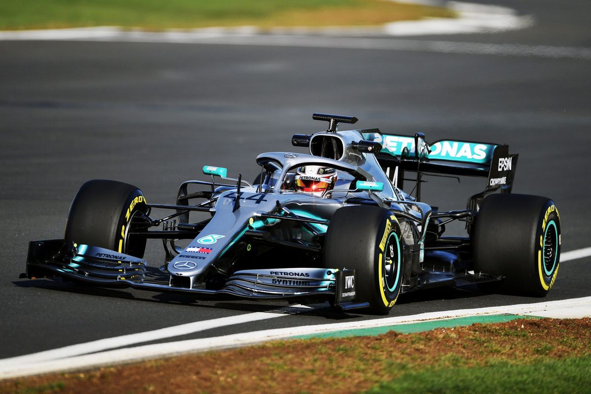 Hamilton na eerste rondjes in nieuwe racemonster: '2019 kan nóg beter worden'