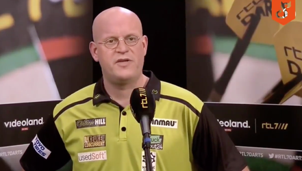 🎥| HAHA! Dit krijg je wanneer Grapperhaus in de schoenen van Van Gerwen staat