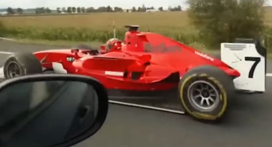 Wat doet deze GP2-wagen op de openbare weg? (video)