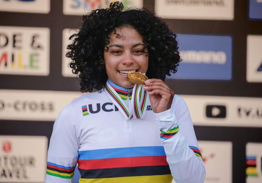 Ceylin Alvarado laat 1e race na WK-titel schieten