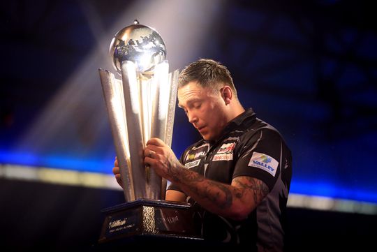 🎥 | Wereldkampioen Price is thuis en showt trofee aan vrienden en familie