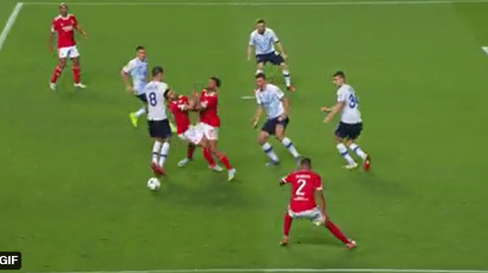 🎥 | Koppen tegen elkaar! Snoeiharde botsing in Champions League tussen 2 teamgenoten