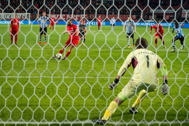 Videoscheids geeft FC Twente na een dikke minuut wachten een penalty (video)