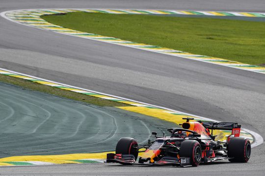 🎥 | Start in Brazilië: Verstappen komt fantastisch weg, Hamilton meteen gezien