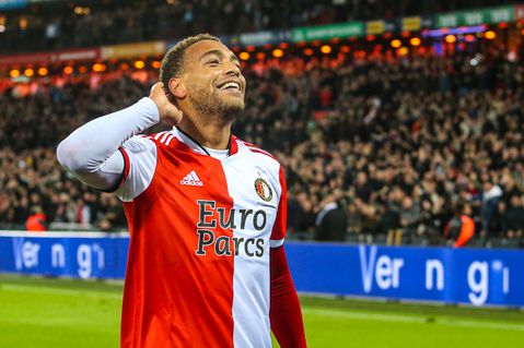 Cyriel Dessers doet het weer in blessuretijd en laat De Kuip ontploffen: Feyenoord wint van AZ