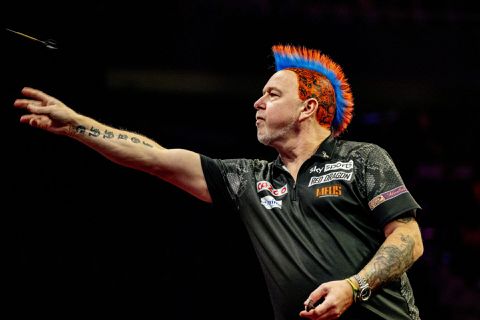 Kapsalon van Peter Wrights vrouw geeft gratis knipbeurten: 'Maar niet als je Snakebite-kapsel wil'