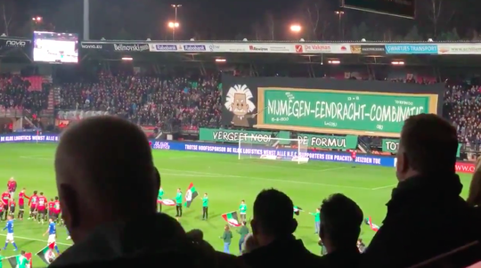 NEC-supporters steunen elftal met spectaculair 'Einstein-spandoek' (video)