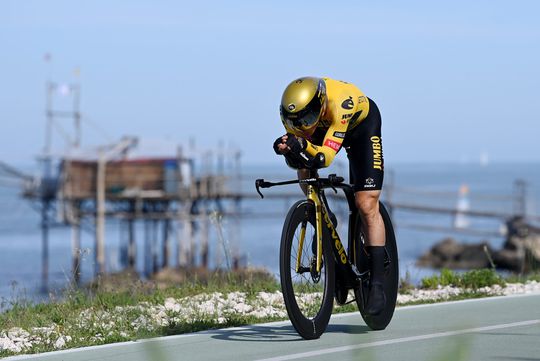 Primoz Roglic schrikt niet van supertijdrit Remco Evenepoel: 'Er komen nog 20 ritten, hè'