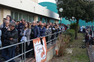 Duizenden mensen bewijzen laatste eer aan 'groot man' Scarponi