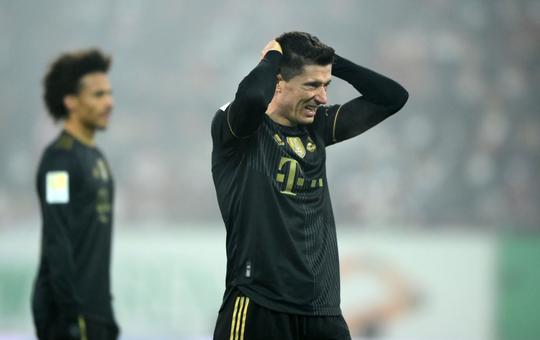 Stunt! Jeffrey Gouweleeuw en FC Augsburg verslaan koploper Bayern München in Bundesliga
