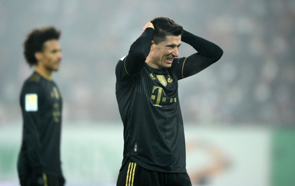 Stunt! Jeffrey Gouweleeuw en FC Augsburg verslaan koploper Bayern München in Bundesliga