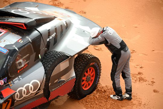 Carlos Sainz moet wegens kapotte auto toch uit Dakar Rally stappen