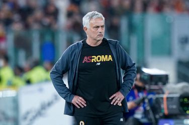 José Mourinho kruipt in calimero-rol: 'Dat is een groot voordeel voor Feyenoord'