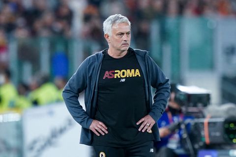 José Mourinho kruipt in calimero-rol: 'Dat is een groot voordeel voor Feyenoord'