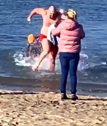 😂 | Maffe Tyson Fury sprint ijskoude zee in na training: 'Je bent niet goed wijs man!'