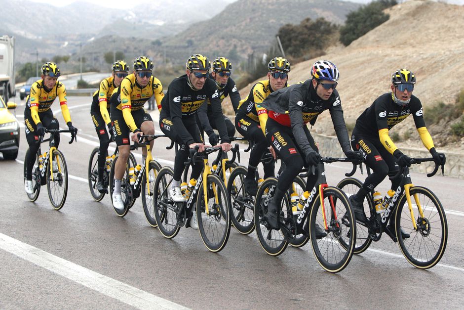 Wielerploeg Jumbo-Visma breekt trainingskamp in Spanje af na positieve coronatest van renner