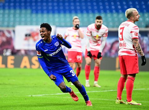 Jeremie Frimpong maakt 1e Bundesliga-goal bij mooie overwinning Leverkusen op Leipzig