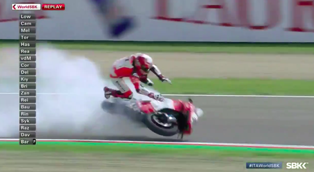 Superbike-coureur vliegt na knalharde crash paar keer over de kop (video)