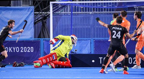 Nederlandse hockeyers krijgen tik van Duitsland, wel door naar kwartfinale