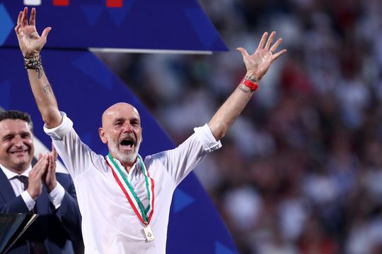 📷 | Gevonden! Gestolen kampioensmedaille Milan-trainer Stefano Pioli te koop gezet