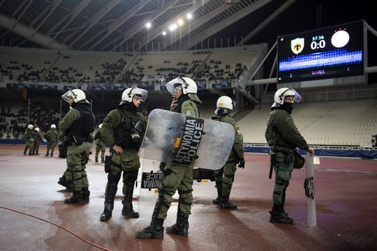 Nieuwe beelden rellen Athene: politie doet niks tegen AEK-hooligans (video)