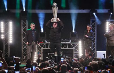 Wereldkampioen Van Gerwen gehuldigd in Vlijmen