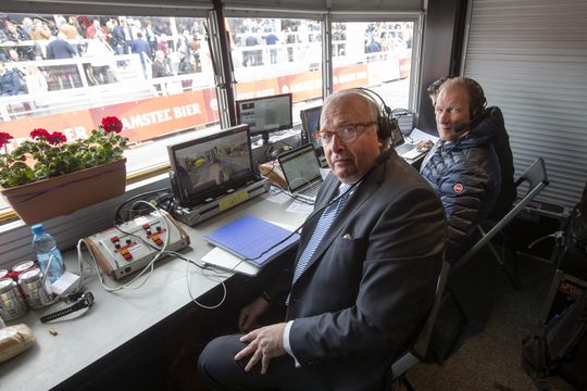 LOL! Mart Smeets stelt Mark Rutte op bij VVV - Feyenoord 😂 (video)