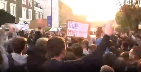 🎥 | Chelsea-fans worden gek na nieuws uit Engeland: 'Club wil zich terugtrekken uit Super League'