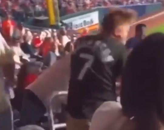 🎥 | Leuke dag voor White Sox-fan: eerst een bierdouche, daarna een knock-out punch
