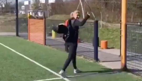 🎥 | Sarina Wiegman ownt de #StayAtHomeChallenge met lekkere trick op pleintje
