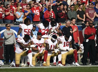 NFL: Knielen als protest tijdens het Amerikaanse volkslied mag alléén nog in de kleedkamer