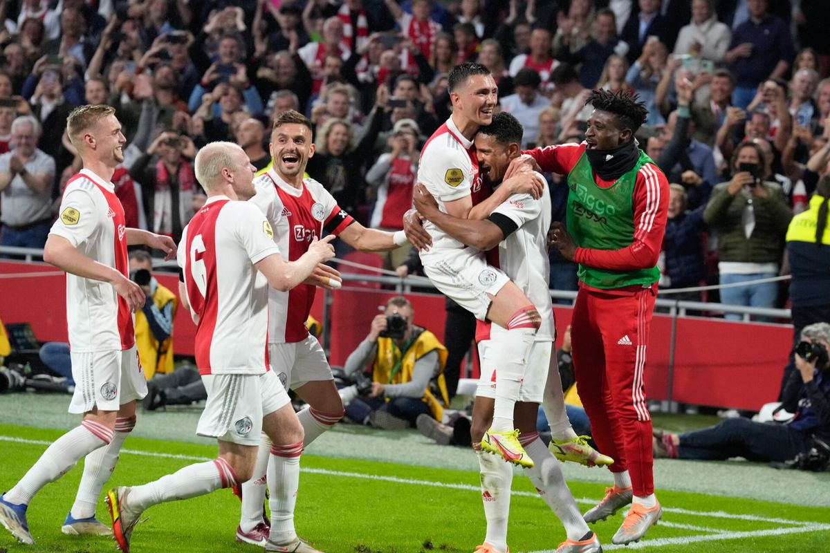 Ajax wint 36e landstitel na fraaie kampioenswedstrijd tegen Heerenveen