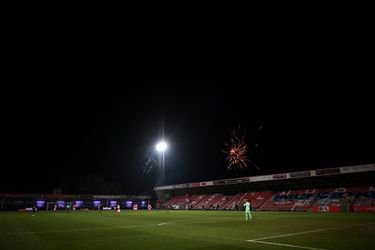 🎥🎆 | Cheltenham-fans knallen laatste restjes vuurwerk de lucht in tegen City