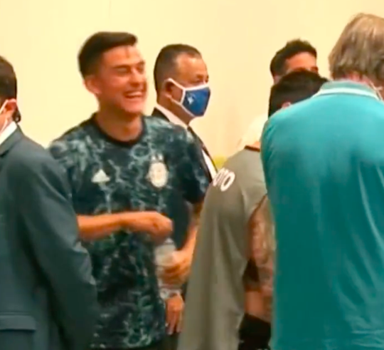 😂 | Zien! Paulo Dybala barst in lachen uit als hij Lionel Messi in hesje van fotograaf ziet