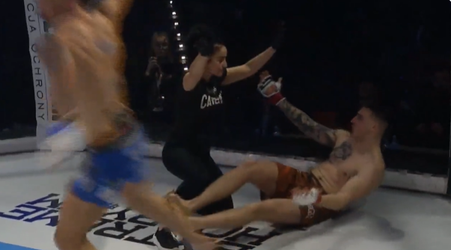 🎥 | MMA'er gaat al na 30 seconden naar de grond door uppercut, maar wil KO niet accepteren
