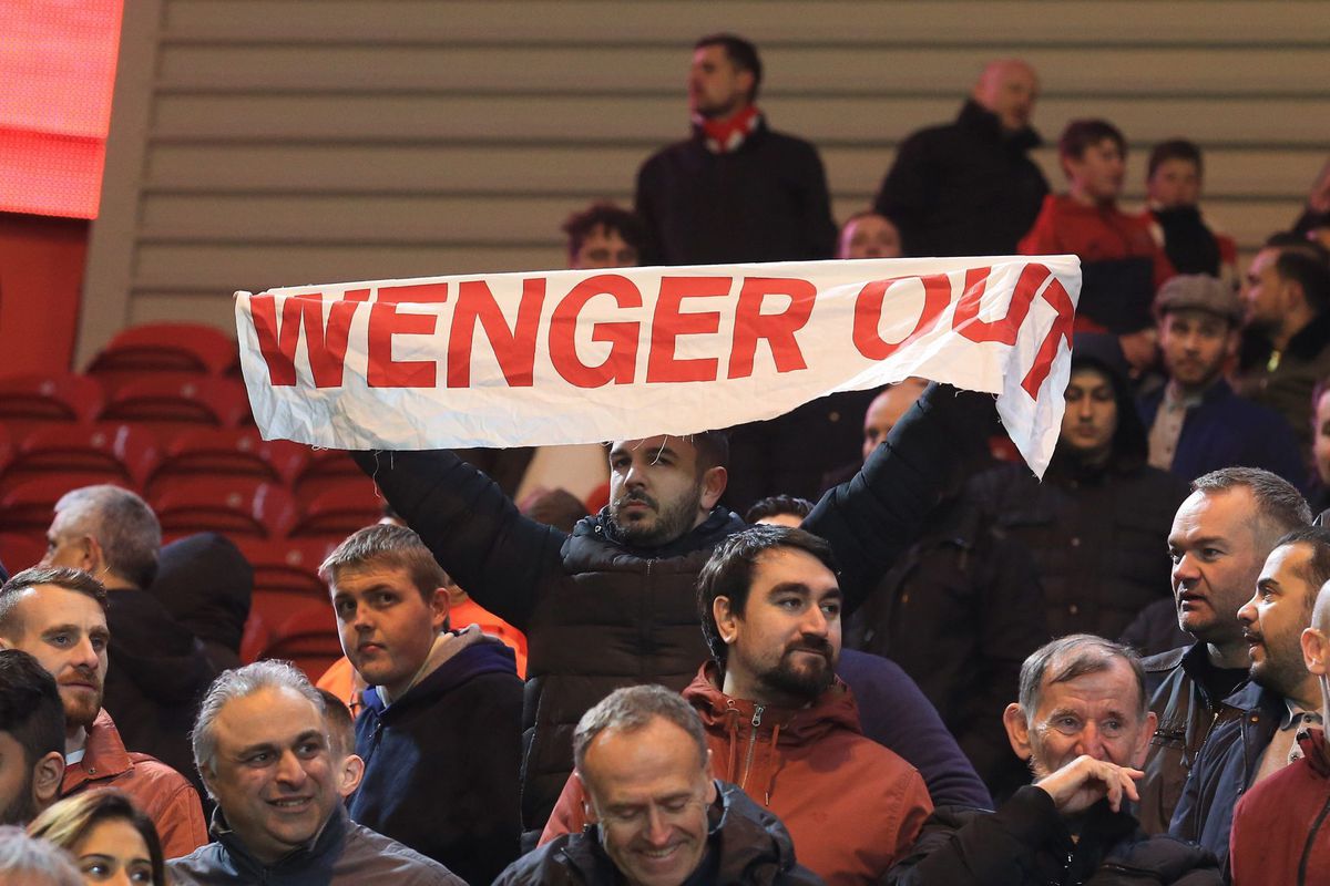 Wenger Out: van kartonnen bordjes in Zimbabwe tot spandoeken in India