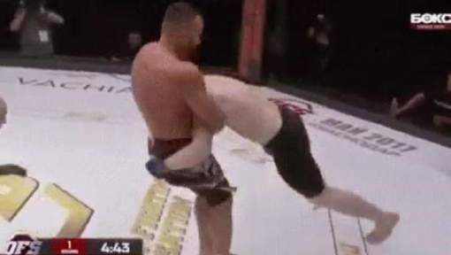Shit joh! MMA-vechter past 'helikopterguillotine' toe in gevecht (video)