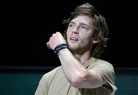 Primeur! Rublev krijgt 2 keer een vrije doortocht na opgave tegenstander, staat nu in halve finale