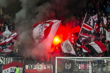 AZ speelt UEFA-boete van 18.000 euro door aan 4 'schuldige' supporters