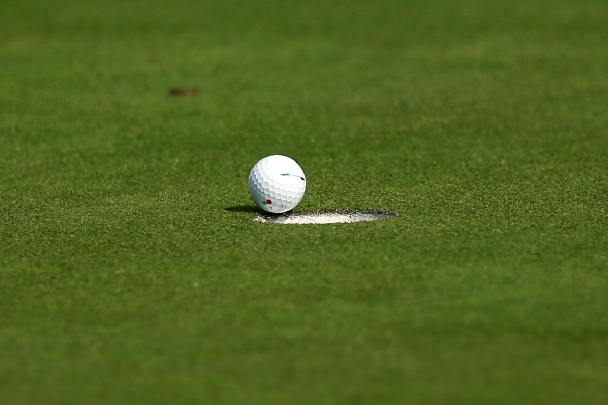 Seriekakker poept al jaren in holes golfbaan