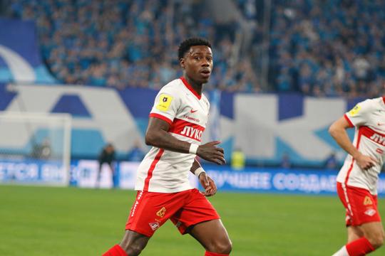 Quincy Promes glijdt uit in Rusland: VAR keurt penalty van omstreden aanvaller af
