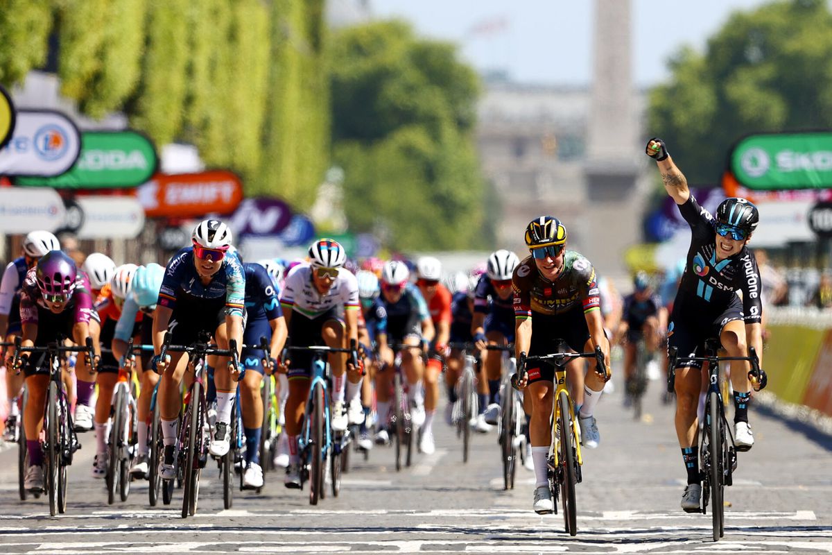 Lorena Wiebes wint op de Champs-Élysées en grijpt 1e gele trui in Tour de France voor vrouwen