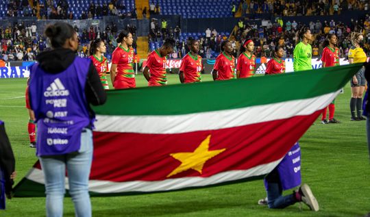 Chaos: 5 speelsters Surinaams voetbalelftal zonder tickets achtergelaten op vliegveld