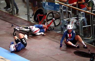 🎥 AUW! Horrorcrash bij WK baalwielrennen op de koppelkoers