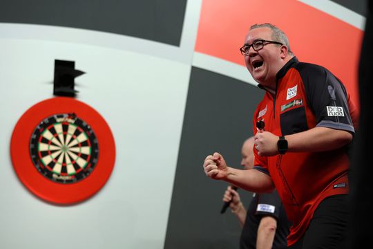 Pang! Stephen 'The Bullet' Bunting schiet Luke Humphries uit WK darts