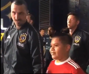 Ibra stel nerveuze mascotte gerust: 'Je bent nu bij mij' (video)
